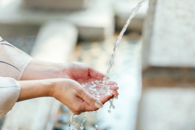 手を清める女性
